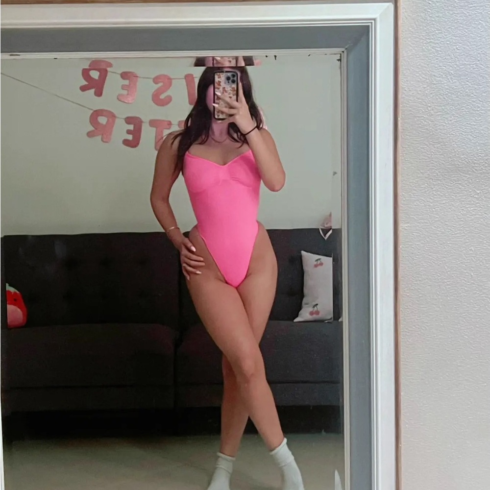 Skims pink thing bodysuit Size small ✨